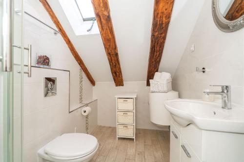 ein Badezimmer mit Toilette und Waschbecken in der Unterkunft ZUZORI apartments in Dubrovnik