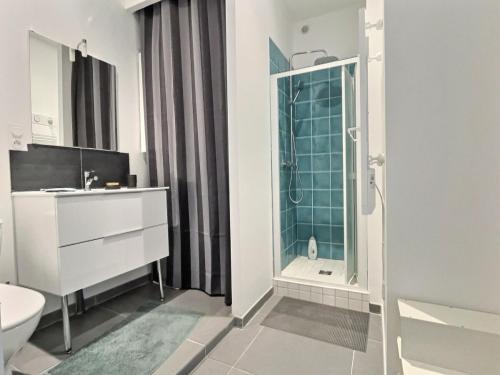 une salle de bain avec une douche, des toilettes et un lavabo dans l'établissement Maison chaleureuse de 5 chambres au cœur de la ville, à Ambérieu-en-Bugey