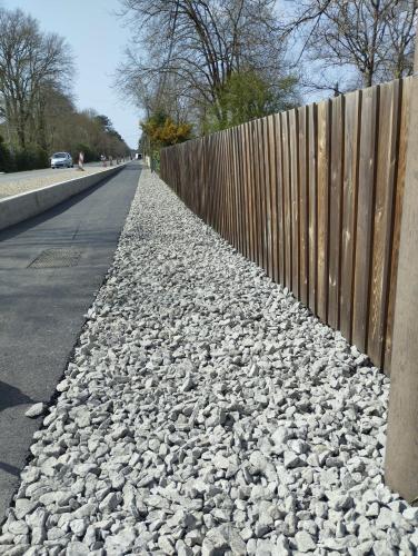 a fence on the side of a road at Gîte les 2 pins - Audenge in Audenge