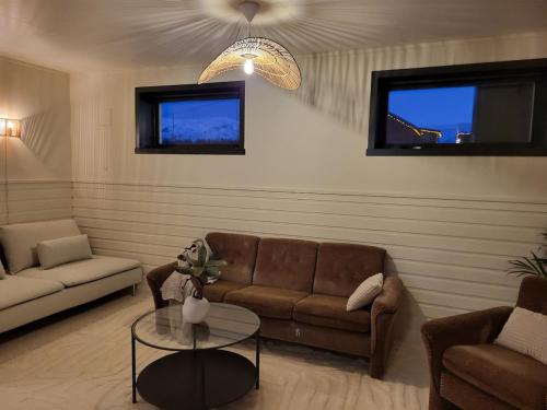 Ruang duduk di Nice apartment in the middle of the Lyngen Alps!