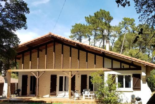a house being constructed with a porch and patio at Hossegor, Maison Familiale Intergénérationnelle , Quartier Calme et Résidentiel in Hossegor
