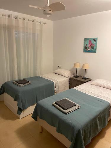 Giường trong phòng chung tại BEL APPARTEMENT REZ De CHAUSSEE AVEC DOUBLE TERRASSE FACE AU LAC ET AU GOLF