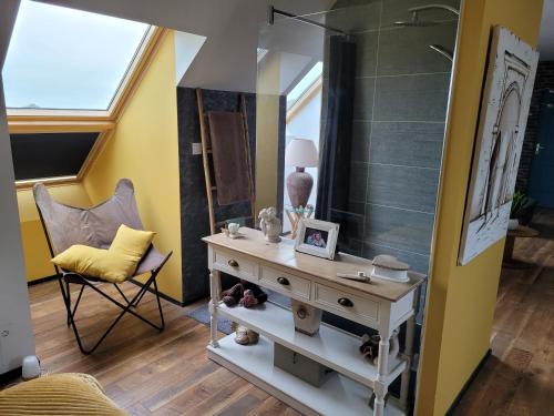 - un dressing avec un miroir et une chaise dans l'établissement Chambre bardney, à La Bazoge