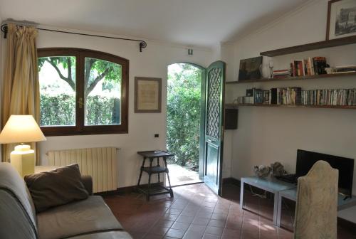 a living room with a couch and a table at Appartamento Garden Palatino in Rome