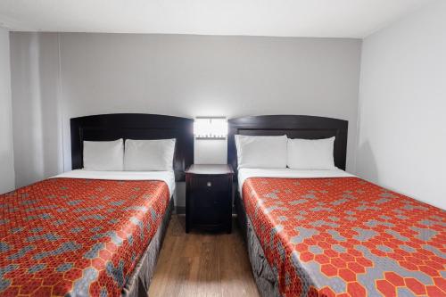 Katil atau katil-katil dalam bilik di Red Carpet Inn Philadelphia Airport