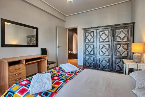 a bedroom with a bed and a desk and a mirror at Wunderschöner Paço D Arcos in Paço de Arcos