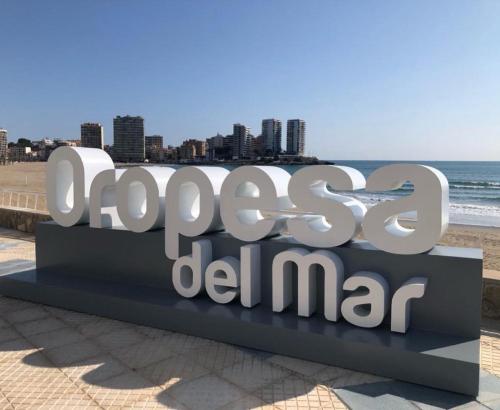 a sign for the queens del mar at the beach at Torremar Living in Oropesa del Mar
