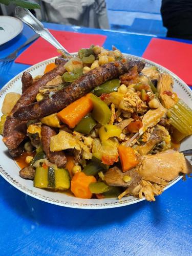 Makanan di atau berdekatan rumah tamu ini