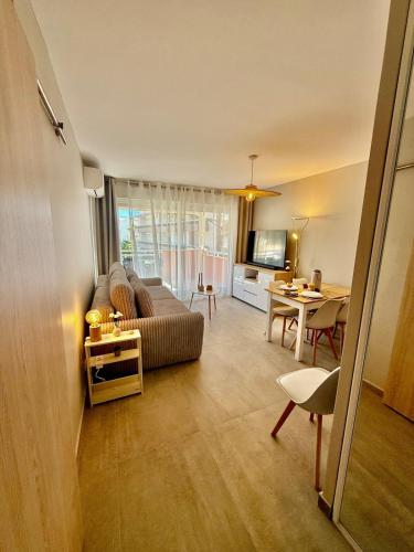 un salon avec un canapé et une table dans l'établissement stunning sea view, à Cavalaire-sur-Mer