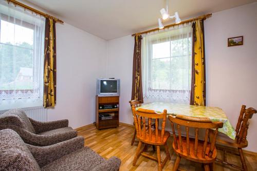 TV a/nebo společenská místnost v ubytování Apartments Večerník Rokytnice