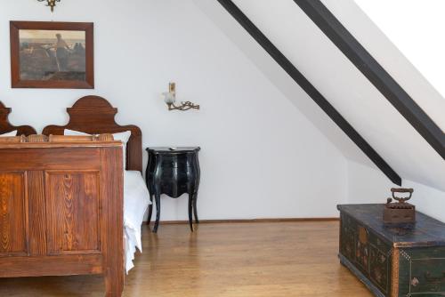 a bedroom with a bed and a dresser and a table at Casa Maria in Bran
