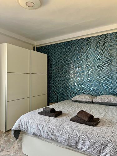 a bedroom with a bed with two towels on it at Cozy Flat with City & Beach in Puerto de Sagunto