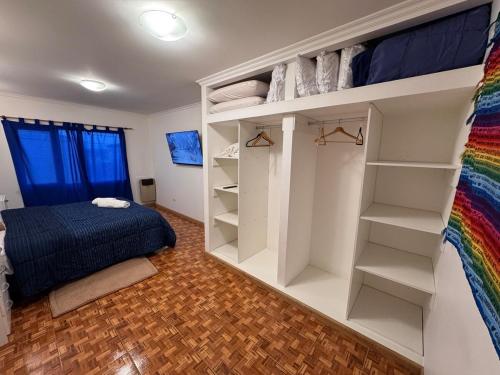 Giường trong phòng chung tại Hermoso departamento en zona aeropuerto