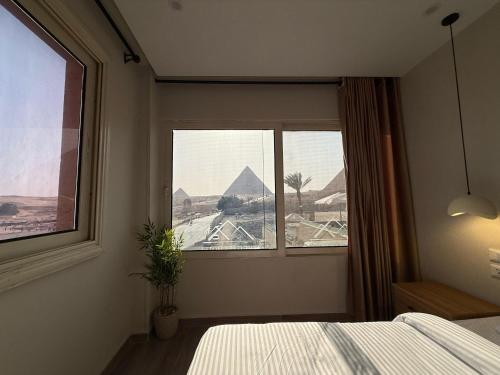 The Gate Hotel Front Pyramids & Sphinx Viewにあるベッド