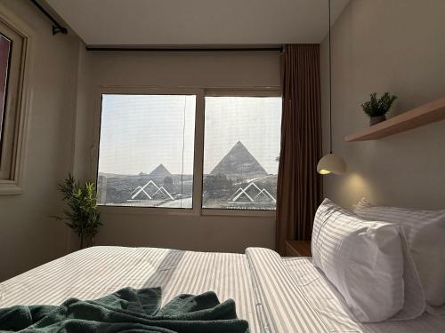 The Gate Hotel Front Pyramids & Sphinx Viewにあるベッド