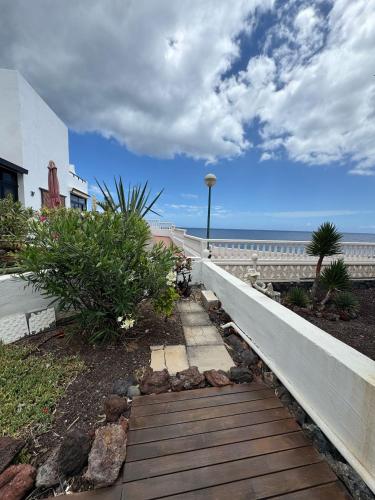 Amazing Apartment Atlantic View with private garden oceanfront