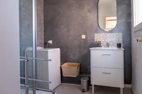 La salle de bains est pourvue d'un réfrigérateur blanc et d'un évier. dans l'établissement Le Sunrise, à Nice