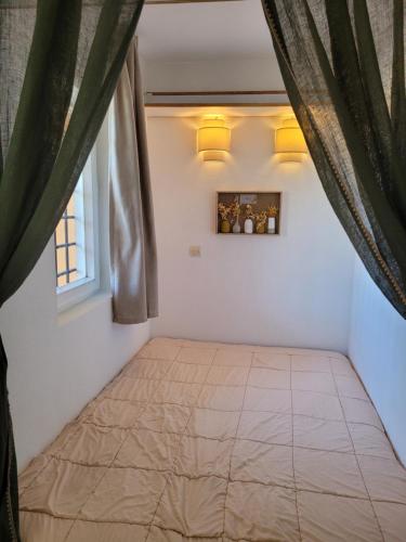 un lit dans une chambre avec une fenêtre dans l'établissement CAP FL Estérel T2, à Agay