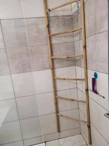 une échelle dans une douche avec du carrelage blanc dans l'établissement CAP FL Estérel T2, à Agay