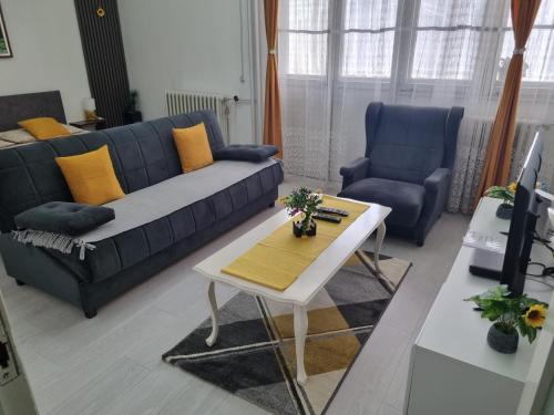 Una sala de estar con un sofá y una mesa de café. en Globus, en Kruševac