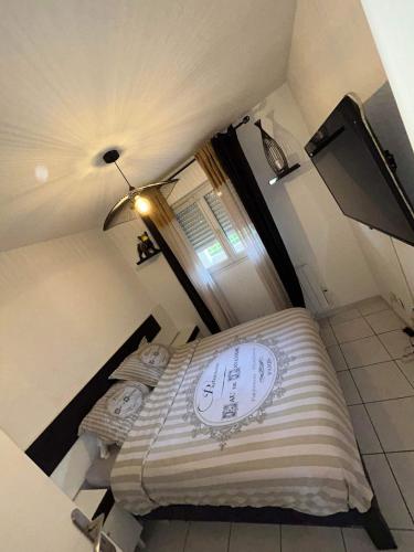 deux lits dans une petite pièce avec une fenêtre dans l'établissement 2P jardin Sud vue Lac avec piscine tennis parking privé, au Cannet