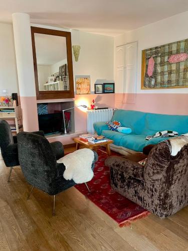 a living room with a blue couch and two chairs at La Beata Giovanna in Mesagne