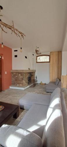 un salon avec un canapé et une cheminée dans l'établissement Chez Maï Gîte de Novella, à Novella