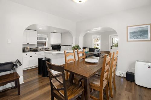 Η κουζίνα ή μικρή κουζίνα στο Charming, Historic! Walking Distance to Town!