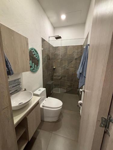 Ένα μπάνιο στο Venecia Colonial Apartment
