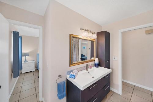 Ένα μπάνιο στο Lucky Vacation Homes - Fun Venice Beach Pool Villa with Bikes Kayaks & More