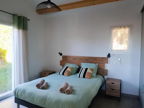 Postel nebo postele na pokoji v ubytování L'Aloha Gîte de charme au cœur de Fayence avec Vue Panoramique
