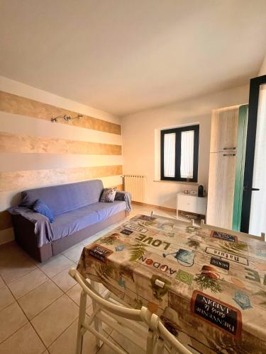 un soggiorno con un divano e un tavolo di Il rifugio urbano a Chivasso