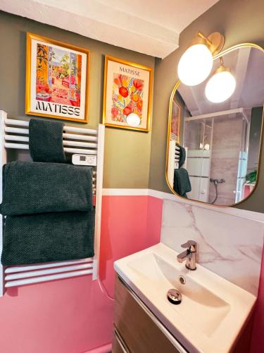 une salle de bain avec un lavabo et un miroir dans l'établissement L'Instant Boudoir - Parenthèse élégante à Rouen, à Rouen