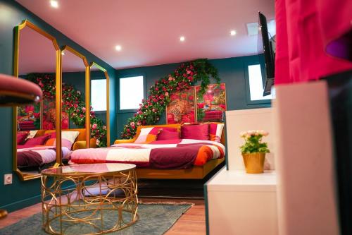 une chambre avec deux lits avec un mur de Noël dans l'établissement L'Instant Boudoir - Parenthèse élégante à Rouen, à Rouen