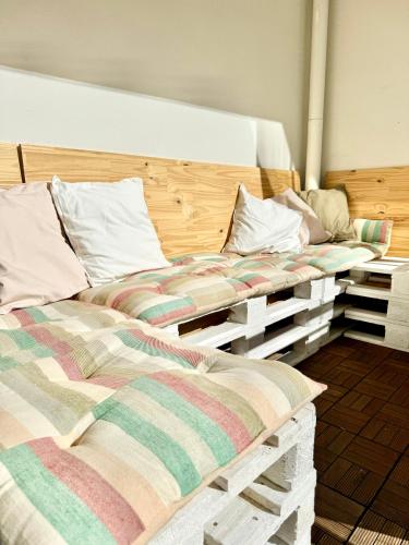 deux lits côte à côte dans une pièce dans l'établissement T2 - Cité des congrès - 5' à pied de la gare - Parking, à Nantes