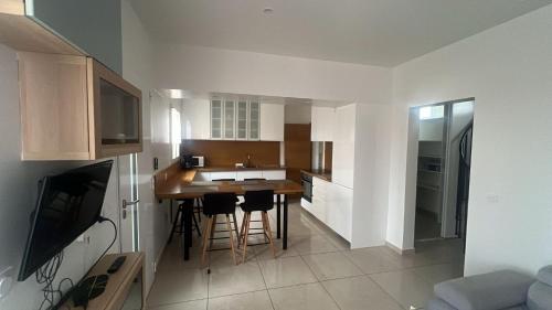 une cuisine avec une table et quelques chaises dans l'établissement Maison entière avec terrasse, à Champigny-sur-Marne