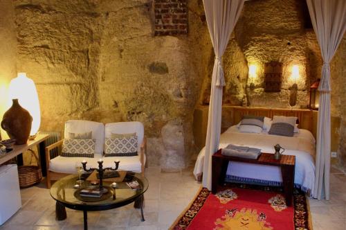 Postel nebo postele na pokoji v ubytování Troglodyte loft
