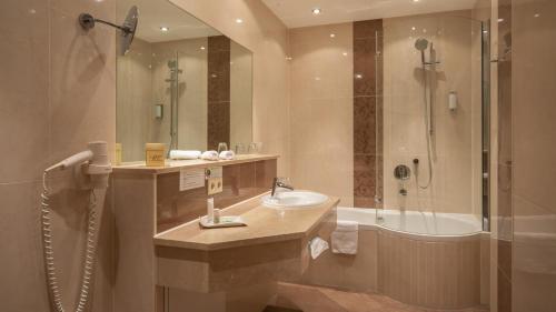 Koupelna v ubytování Hotel am Schloßberg