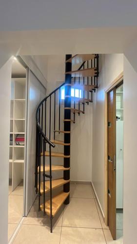 - un escalier en colimaçon dans une maison lumineuse dans l'établissement Maison entière avec terrasse, à Champigny-sur-Marne