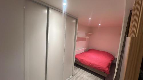 - une petite chambre avec un lit et un placard dans l'établissement Sous sol refait à neuf, à Champigny-sur-Marne