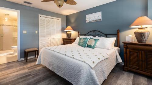 Un dormitorio con una cama y un baño con bañera. en 2402 Ocean Pointe, en Tavernier