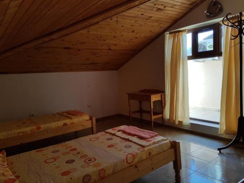 1 Schlafzimmer mit 2 Betten und einem Fenster in der Unterkunft Tatjana Apartments in Nessebar