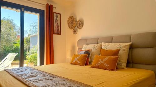 une chambre avec un lit avec une grande fenêtre dans l'établissement Villa Malia - Luxury Designer House in Mougins, à Mougins