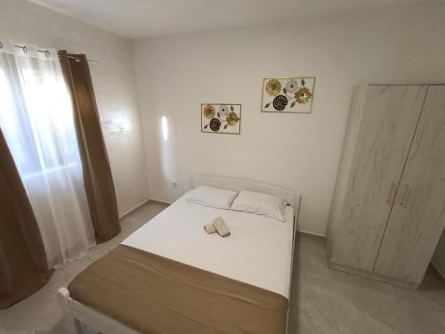 Un pat sau paturi într-o cameră la Apartmani Vuki