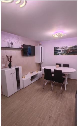a room with a table and chairs and a kitchen at LuxAp in Gara Titan