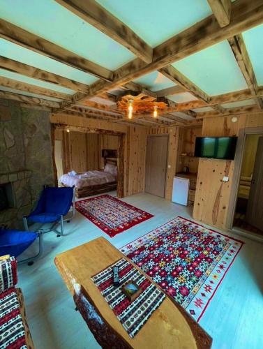 a living room with a large rug on the floor at VALLEY SUiT OTEL in Rize