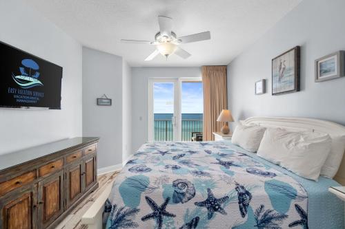 フォート・ウォルトン・ビーチにあるBeach Front White Sands Getaway 503, Free Activities Included!の海の見えるベッドのある寝室