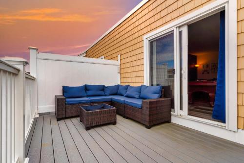 Posezení v ubytování Fun Game Room Steps to Beach 2 Level Lux Condo