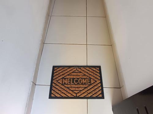 ein Willkommensschild an der Wand eines Gebäudes in der Unterkunft Hotel "El origen de BRICM" in Tequila