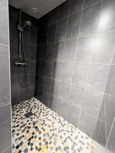 La salle de bains est pourvue d'une douche et de carrelage. dans l'établissement Impression du Sud Gîte 2, à Saint-Rémy-de-Provence